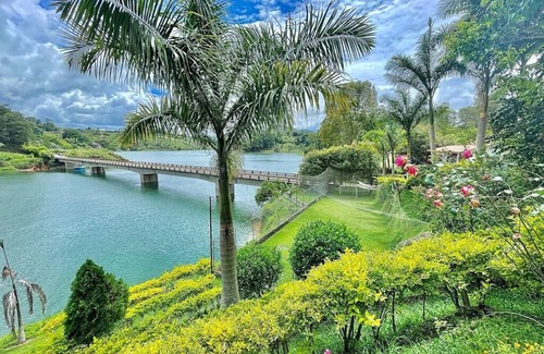 El Penol Villa | Villa in Guatape surrounded by the lake