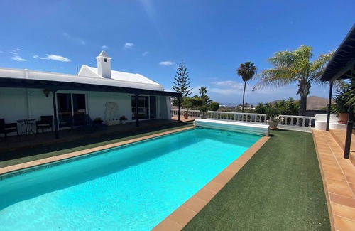 Nazaret Villa | Villa in Lanzarote with swimming pool and magnificent view! Close to Famara and Costa Teguise