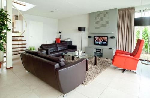 Heel House | Villa in Maaspark with Sauna and Lake Views