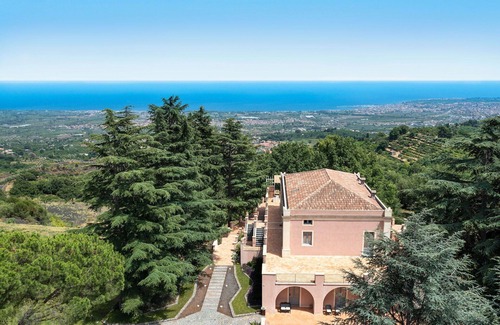 Mascali Villa | Villa in Nunziata with 6 bedrooms sleeps 14