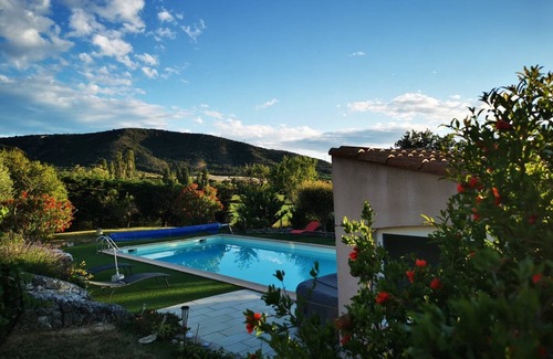 Allan House | Villa in Provencal Drome with open views and pool