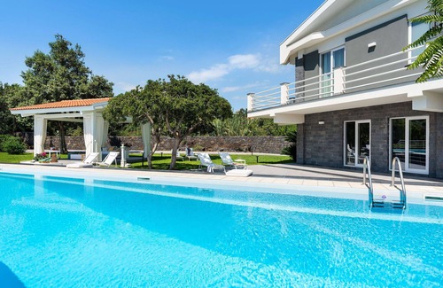 Stazzo Villa | Villa in Stazzo with 8 bedrooms sleeps 16