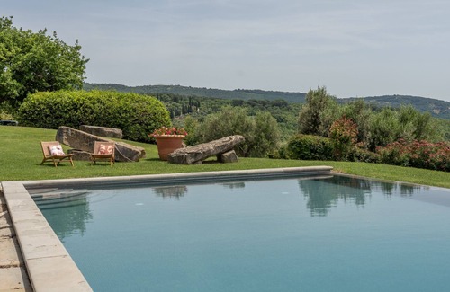 Tuoro sul Trasimeno Villa | Villa in Tuoro Sul Trasimeno with 6 bedrooms sleeps 12