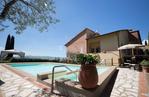 Iano Villa | Villa in the town of Iano. Sleeps 8 with AC, Wi-Fi, private garden and pool!