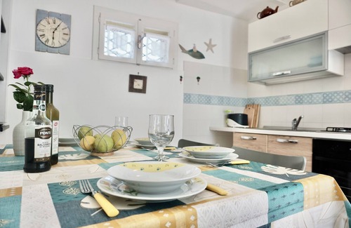 Vallecrosia Apartment | Villa in town I 6 guests I Sea 5 min I Garden I Private parking