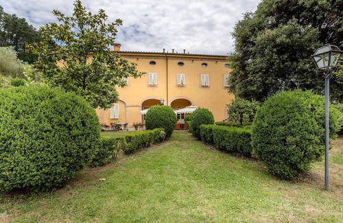 Vorno Villa | Villa in Vorno with 12 bedrooms sleeps 24