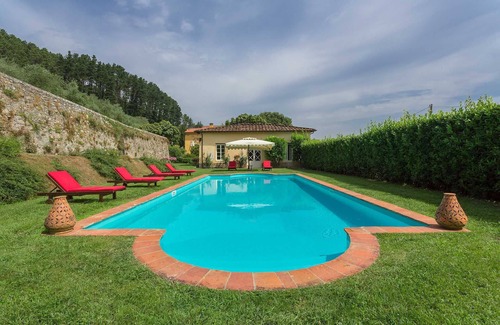 Vorno Villa | Villa in Vorno with 12 bedrooms sleeps 24