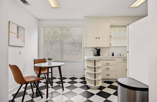 Zilker House | Villa in Zilker - Peaceful Stylish Home with Yard