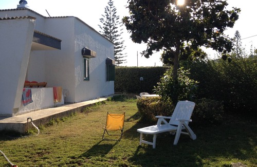 Fontane Bianche Villa | Villa with 3 bedrooms and large garden a few meters from the sea.