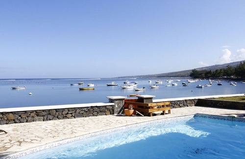 Etang Sale Les Bains Villa | Villa Jasmin with swimming pool in the water with direct access to the lagoon and beach