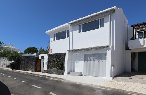 Puerto del Carmen Villa | Villa Jessica: Free Air Con & WiFi, Private Heated Pool, Games Room.