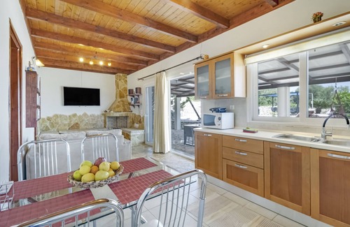 Katomerion Villa | Villa Jimmy's Katomeri 3 with Sea View, Wi-Fi and Air Conditioning