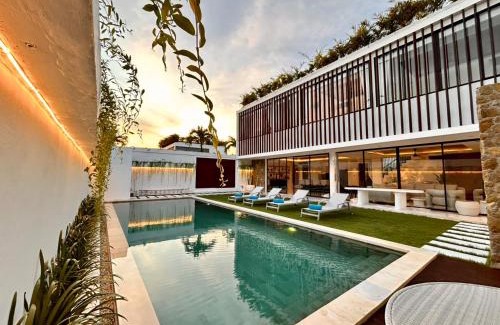 Sunset Road Villa | Villa Kawis Seminyak