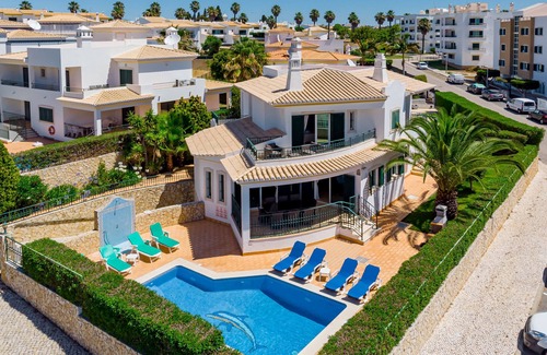 Correeira Villa | Villa Kelisia - A spacious and extensive 4 bedroom, 5 bathroom villa with private swimming pool