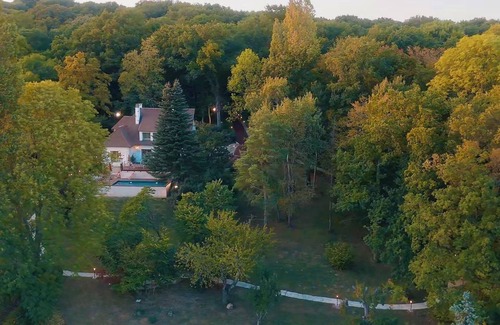 Mezy-sur-Seine Villa | Villa “La Bihourdière” — Exceptional property on a wooded park with heated pool