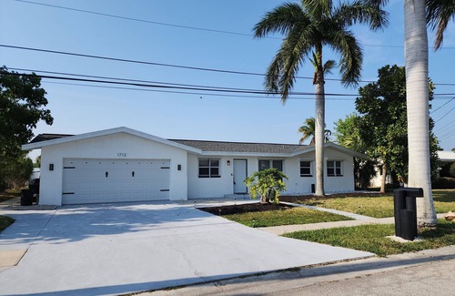 Lochmoor Waterway Estates Villa | Villa Lakeview - 3 Bed/3 Bath Waterfront Pool Home w/2 Boat Lifts