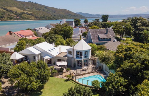 Knysna Villa | Villa Leisure, Leisure Isle, steps from Knysna Lagoon. Private pool, sleeps 6 nn