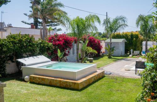 Roca Vecchia Bed & Breakfast | VILLA LEONARDO SAN FOCA - Room, Pool & Restaurant