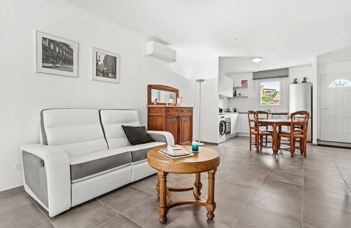 Carces Villa | Villa 'Les Coteaux Du Soleil' with Private Pool, Wi-Fi and Air Conditioning