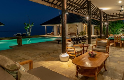 Dencarik Villa | Villa Lovina-beach 1, luxury 5 * villa, staff, beachfront, pool, free boattrip