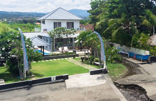 Dencarik Villa | Villa Lovina-beach 2, luxury 5 * villa, staff, beachfront, pool, free boattrip