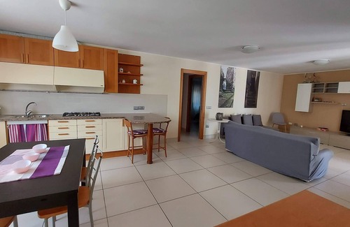 Poggio dei Pini House | Villa Luigi: Alloggi Indipendenti in Villa con Parcheggio e Giardino