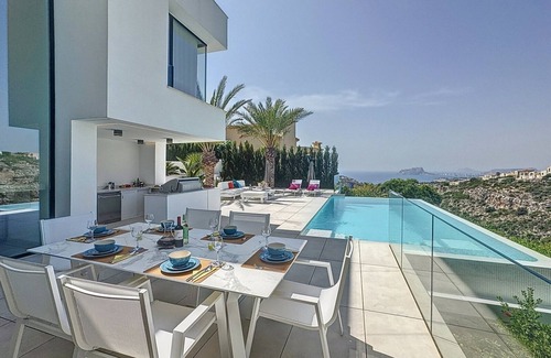 Cumbre del Sol Villa | Villa LunaMar by Heidi Chalets