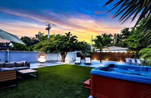 Buena Vista House | Villa Lux Moderno | Pool + Hot Tub | Central