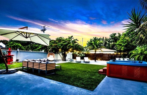 Buena Vista House | Villa Lux Moderno | Pool + Hot Tub | Central
