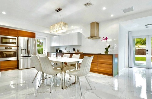 Buena Vista House | Villa Lux Moderno | Pool + Hot Tub | Central
