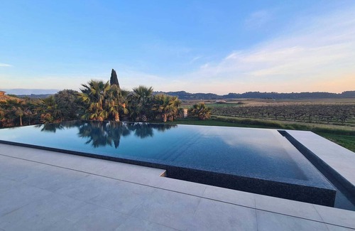 Plaissan Villa | Villa Luxe SCL Heated mirror pool Jacuzzi and exotic garden in vineyard