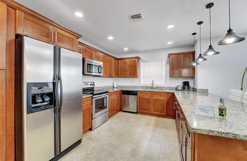 Boca Raton House | Villa Luxe: Spacious 4 BD/3BA Heated Pool BBQ Large Fenced-In Yard