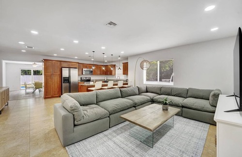 Boca Raton House | Villa Luxe: Spacious 4 BD/3BA Heated Pool BBQ Large Fenced-In Yard
