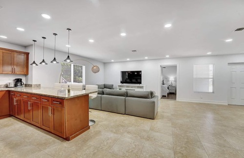 Boca Raton House | Villa Luxe: Spacious 4 BD/3BA Heated Pool BBQ Large Fenced-In Yard