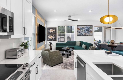 Florida Center House | Villa Luxe | Stylish Villa Near Top Shopping w Huge Master Suite & Doll Theme BR