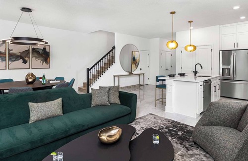 Florida Center House | Villa Luxe | Stylish Villa Near Top Shopping w Huge Master Suite & Doll Theme BR