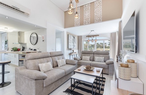 Torre-Pacheco Villa | Villa 'Luxury Frontline Golf' with Private Pool, Wi-Fi and Air Conditioning