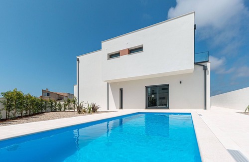 Alfeizerao Villa | Villa Mar - modern villa for 8 with swimming pool and close to the beach