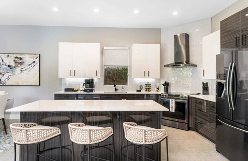 Poinsettia Heights Villa | VILLA MAGNOLIA-with heated pool-by VIAC