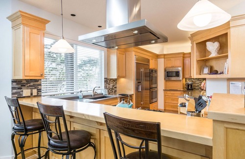 Manzanita House | Villa Manzanita by AvantStay | Hot Tub, 1 Block to Beach/Town, Chef's Kitchen