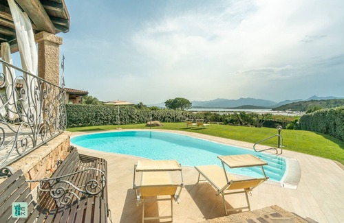 San Teodoro Villa | VILLA MARESOL/POOL/GARDEN/SANDY BEACH