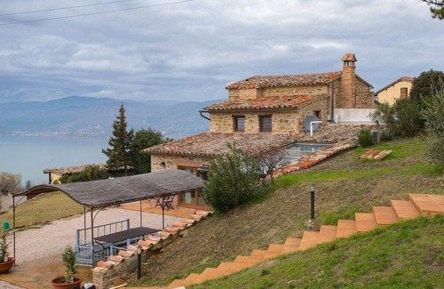 Montecolognola Villa | Villa Marghi, modern villa with infinity pool overlooking Lake Trasimeno