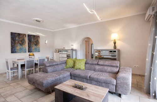 Afra Villa | Villa Mari Anna is offers a garden, barbecue facilities, swimming pool, terrace