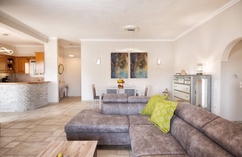 Afra Villa | Villa Mari Anna is offers a garden, barbecue facilities, swimming pool, terrace