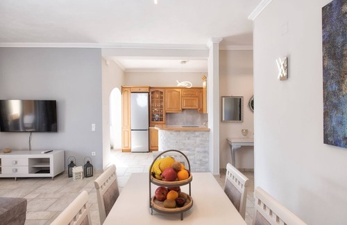 Afra Villa | Villa Mari Anna is offers a garden, barbecue facilities, swimming pool, terrace