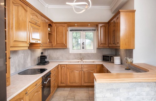 Afra Villa | Villa Mari Anna is offers a garden, barbecue facilities, swimming pool, terrace