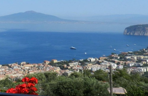 Priora Villa | Villa Mil, surrounded by greenery with splendid view of the Gulf of Naples