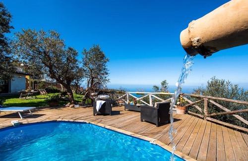 Priora Villa | Villa Mil, surrounded by greenery with splendid view of the Gulf of Naples