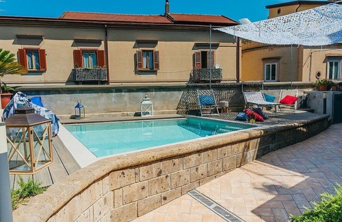 Sant'Agnello Villa | Villa Mira: An elegant and welcoming three-story villa located in the center of Sant'Agnello, with Free WI-FI.