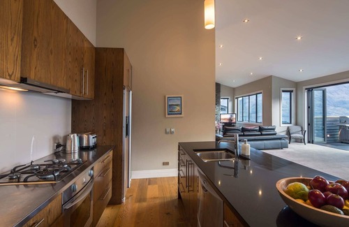 Queenstown City Centre Apartment | Villa Moana | Lake Views, Gas Fire, BBQ, Parking